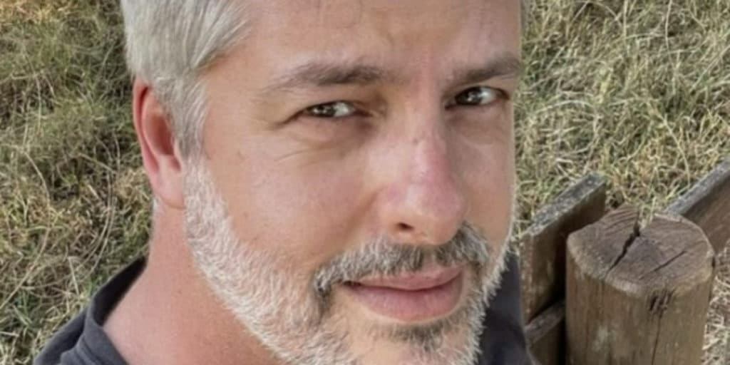 Victor Chaves, irmão de Leo, surge ao lado de grande amigo