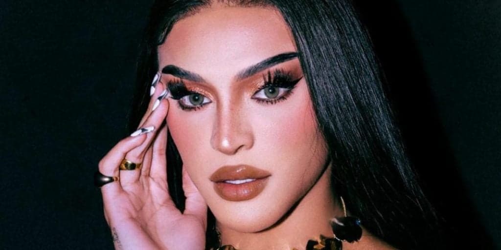 Pabllo Vittar surge de fio-dental com bumbum gigante