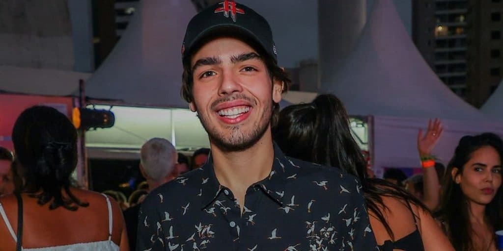 João Silva, filho de Faustão, aparece com grande amor