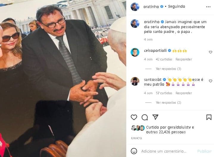 Ratinho posou ao lado da esposa, Solange, recebendo a benção do Papa (Foto: Reprodução/ Instagram)