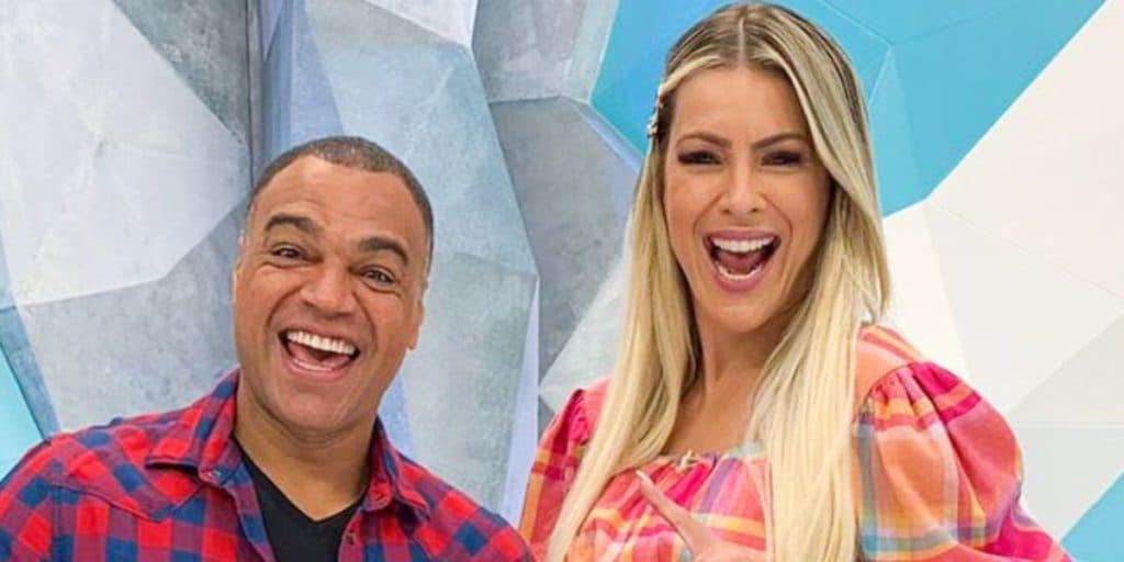 "Nesses anos todos", Denílson assume sentimentos por Renata Fan em textão e confirma: "Ao seu lado"