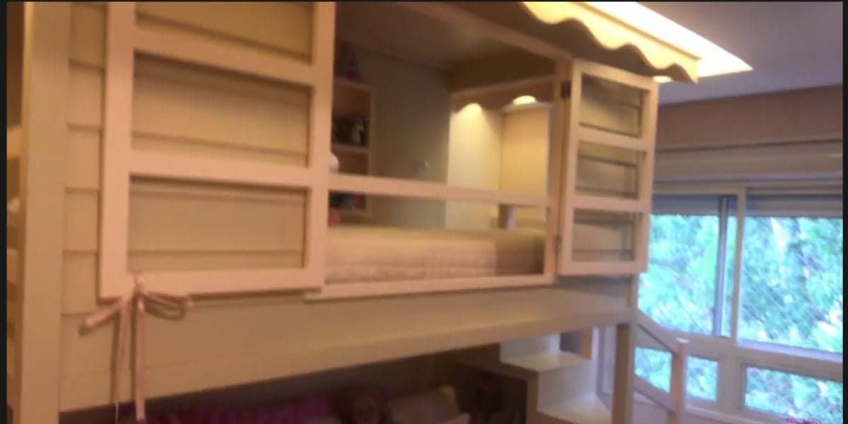 Quarto das filhas com uma cama em formato de casinha (Foto Reprodução/Youtube) Quarto das filhas com uma cama em formato de casinha (Foto Reprodução/Youtube)
