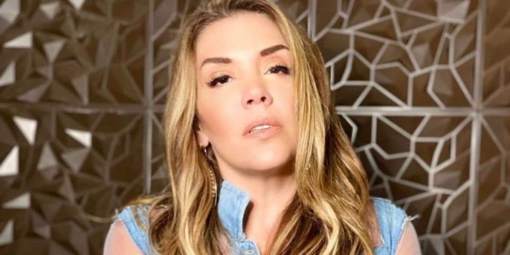 Simony conta como foi a reação de sua mãe ao vê-la pela primeira vez careca; cantora luta contra câncer