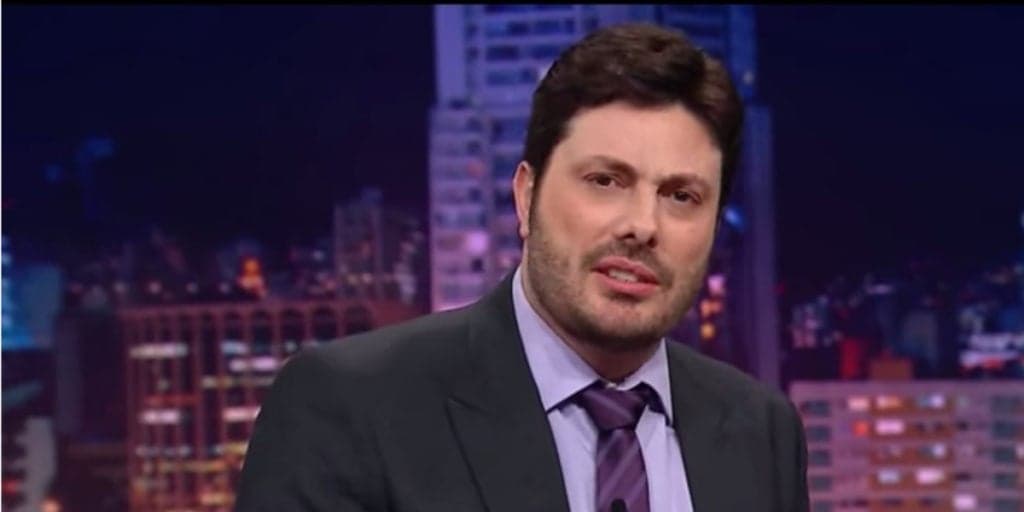 Danilo Gentili derruba 'parceiro' de humorista, o manda ao hospital e confirma: "Passando por cirurgia"