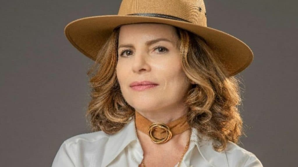 Débora Bloch, da Globo, é flagrada com quem vive relação discreta e choca: "Não imaginava"