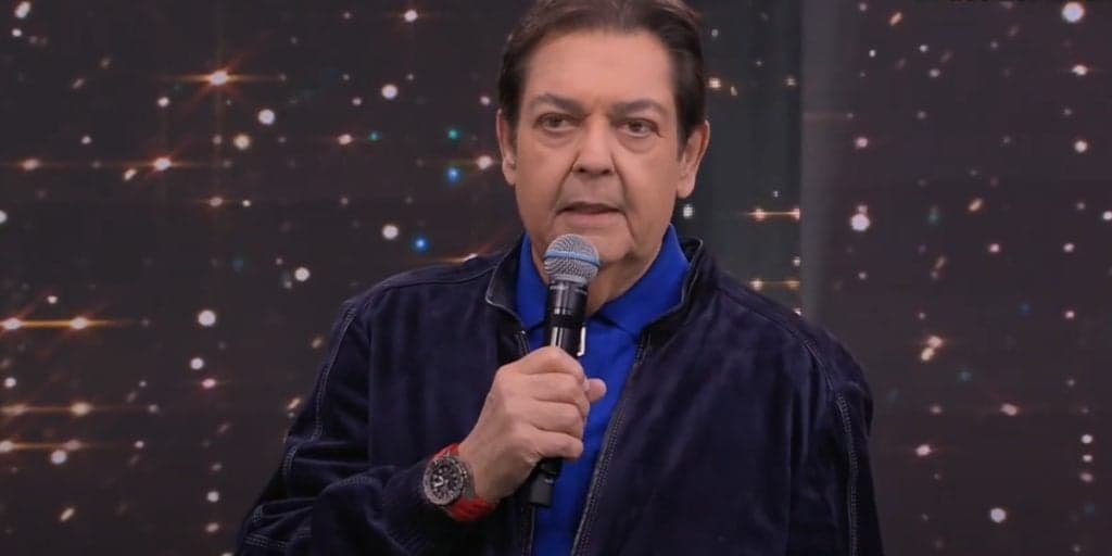 Faustão interrompe programa na Band, comunica morte de estrela da Globo e se emociona no palco: “Um amigão”