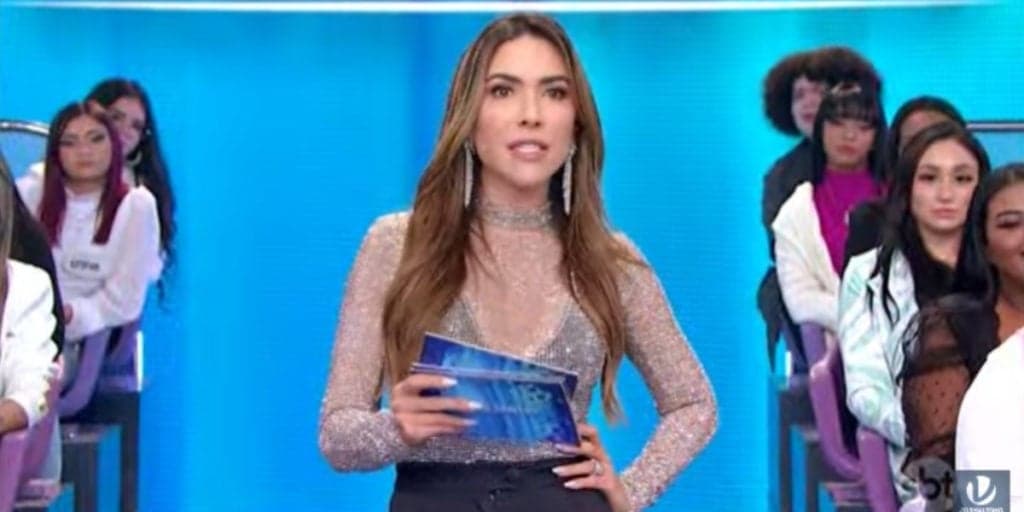 Patrícia Abravanel vê convidada tomar cartão de sua mão e aviso é dado no SBT: "Tu fica esperta"