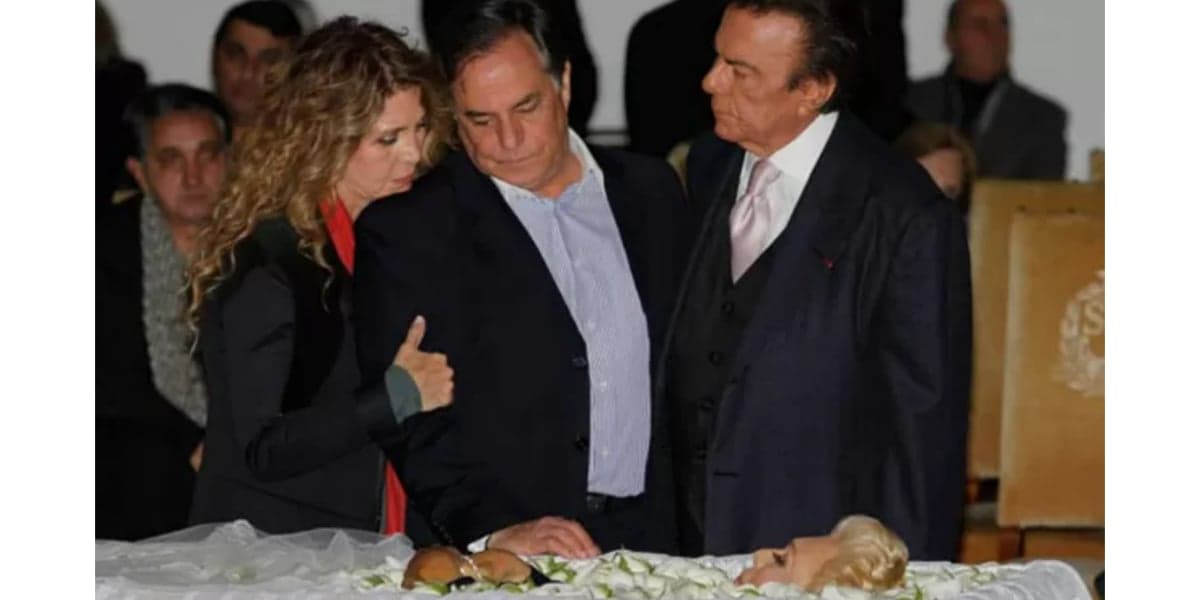 Ronnie Von no velório de Hebe Camargo (Foto: AgNews)