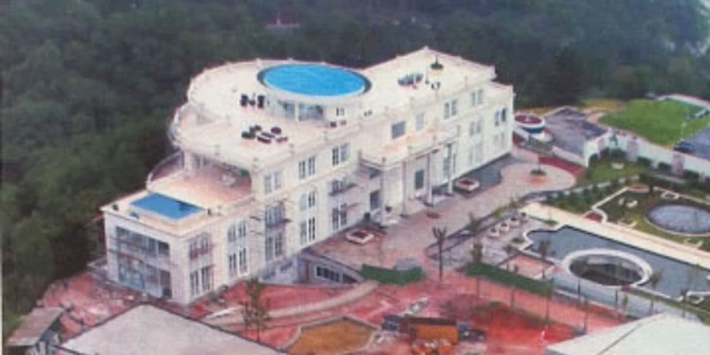 SPA, cinema e 14 banheiros:  Milionária, apresentadora de TV é dona da maior mansão do Brasil