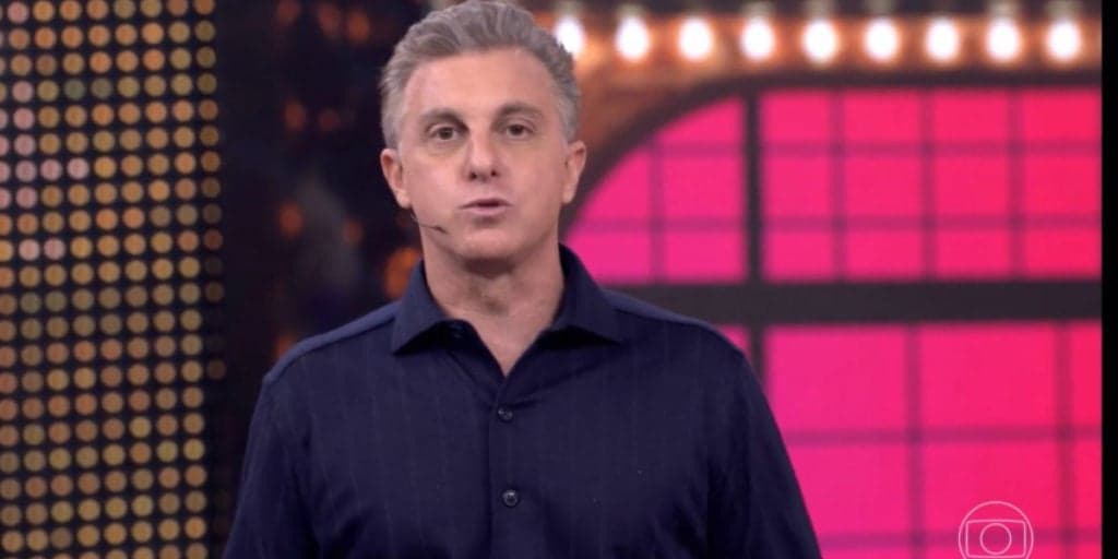 Luciano Huck olha para as câmeras antes do encerramento do Domingão e faz apelo público: “Não deixe”