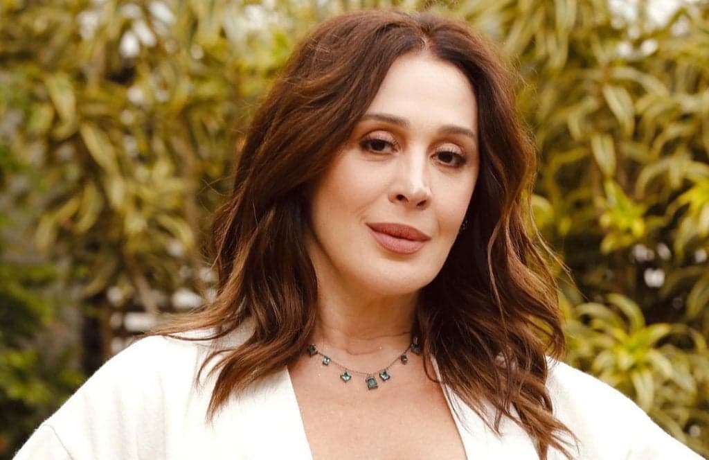 Grávida aos 55 anos do terceiro filho, Claudia Raia entrega clique com o barrigão explodindo