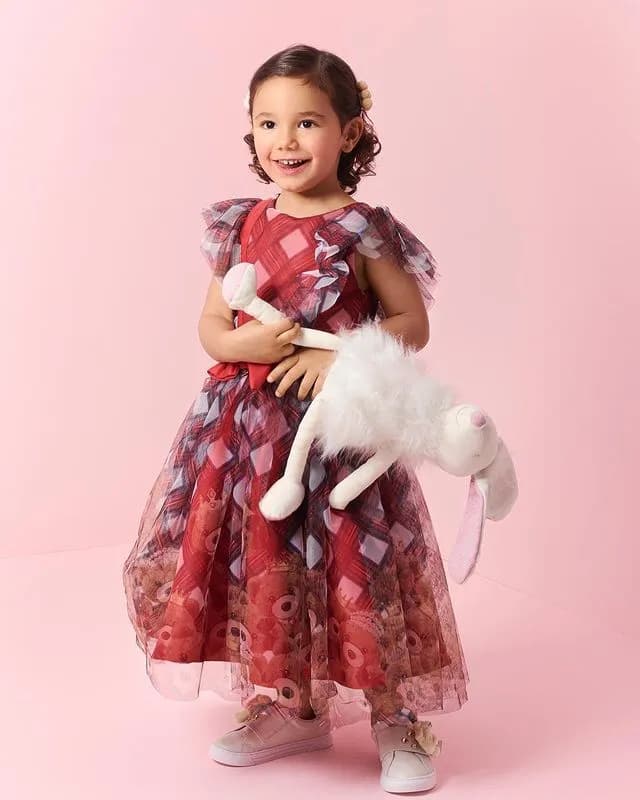 Manu Tralli, filha do casal César Tralli e Ticiane Pinheiro é tão linda, que para muitos ela é a menina mais linda do Brasil - (Foto: Reprodução/Bazaar Kids)