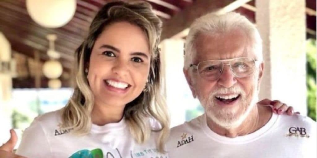 Carlos Alberto foi exposto por esposa ao vivo e ficou envergonhado com intimidade: "Empurro com o dedo"