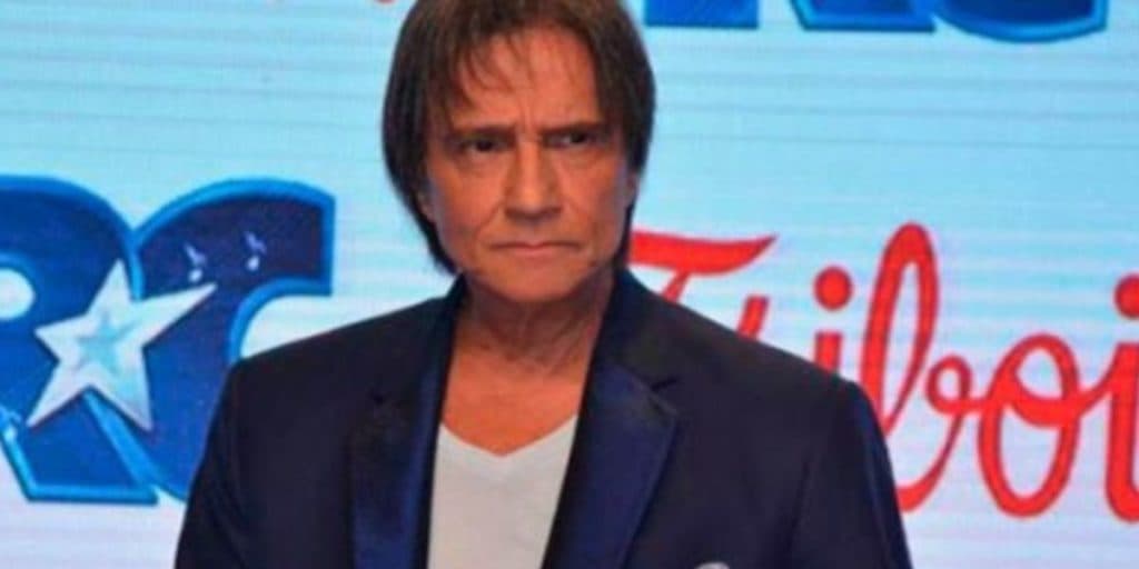 "Muito triste" Roberto Carlos paralisa show e faz profundo desabafo no meio de público: "Eu não posso"