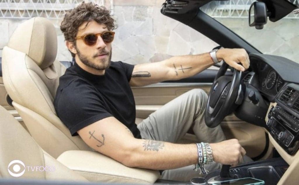 Travessia - Ambicioso, Ari vende a 'alma' a Guerra em troca de um apartamento luxuoso