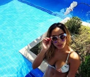 Anitta na piscina de sua mansão (Foto: Reprodução / Internet) Anitta na piscina de sua mansão (Foto: Reprodução / Internet)