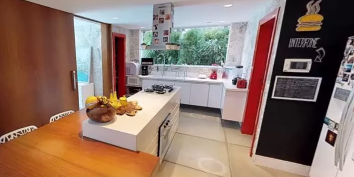 Cozinha moderna da residência de Bruno Gagliasso (Reprodução: Youtube) Cozinha moderna da residência de Bruno Gagliasso (Reprodução: Youtube)