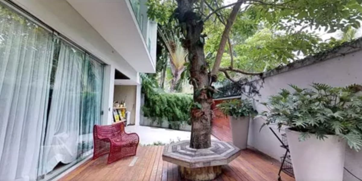 A casa conta com muitas áreas de verde ao seu redor (Reprodução: Youtube) A casa conta com muitas áreas de verde ao seu redor (Reprodução: Youtube)