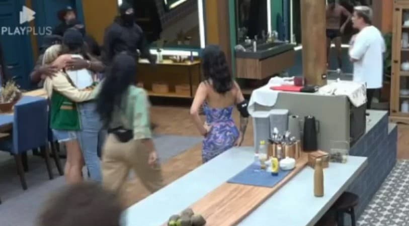 A Fazenda 14: Shay volta da roça, é acusado de agressão com pedido de expulsão e metade da casa ameaça sair (Foto: Reprodução / PlayPlus / Montagem TV Foco) A Fazenda 14: Shay volta da roça, é acusado de agressão com pedido de expulsão e metade da casa ameaça sair (Foto: Reprodução / PlayPlus / Montagem TV Foco)