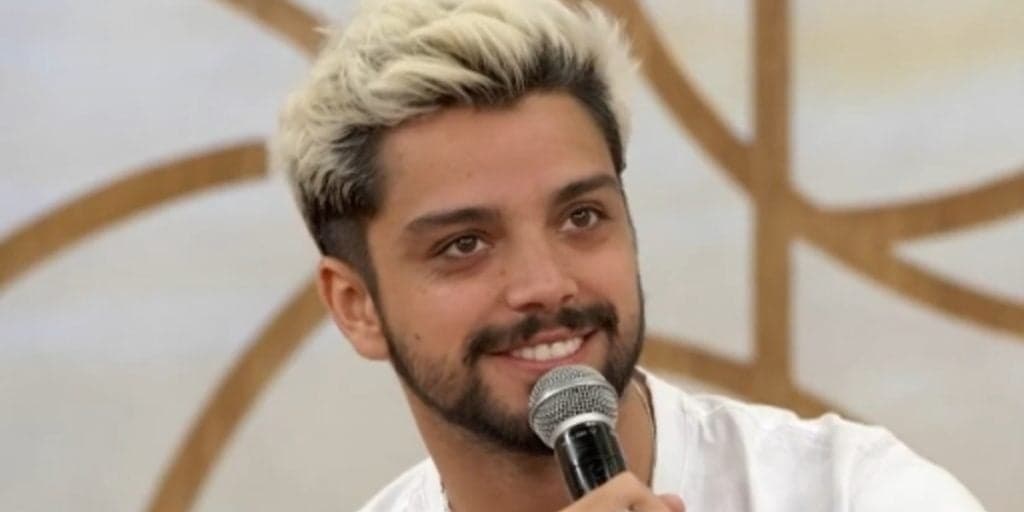 Rodrigo Simas fica nu no palco na frente de milhares e é sincero no Encontro: "Caso as pessoas quiserem"