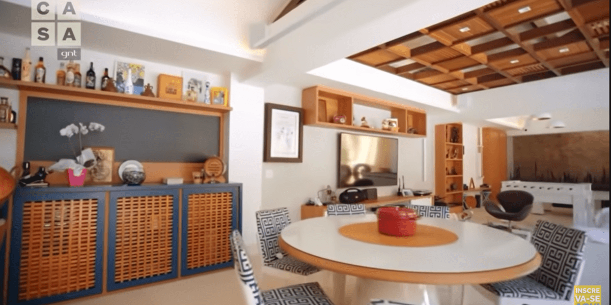 A área de convivência entre a cozinha e a sala de estar (Foto Reprodução/Youtube) 