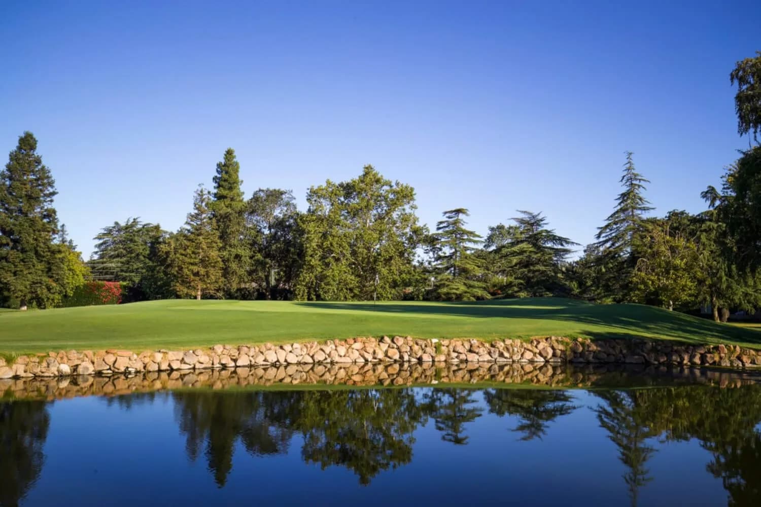 Ex-BBB Gil do Vigor desembolsa fortuna em mansão em condomínio luxuoso com piscina e até campo de golf para moradores - Foto Reprodução Ex-BBB Gil do Vigor desembolsa fortuna em mansão em condomínio luxuoso com piscina e até campo de golf para moradores - Foto Reprodução