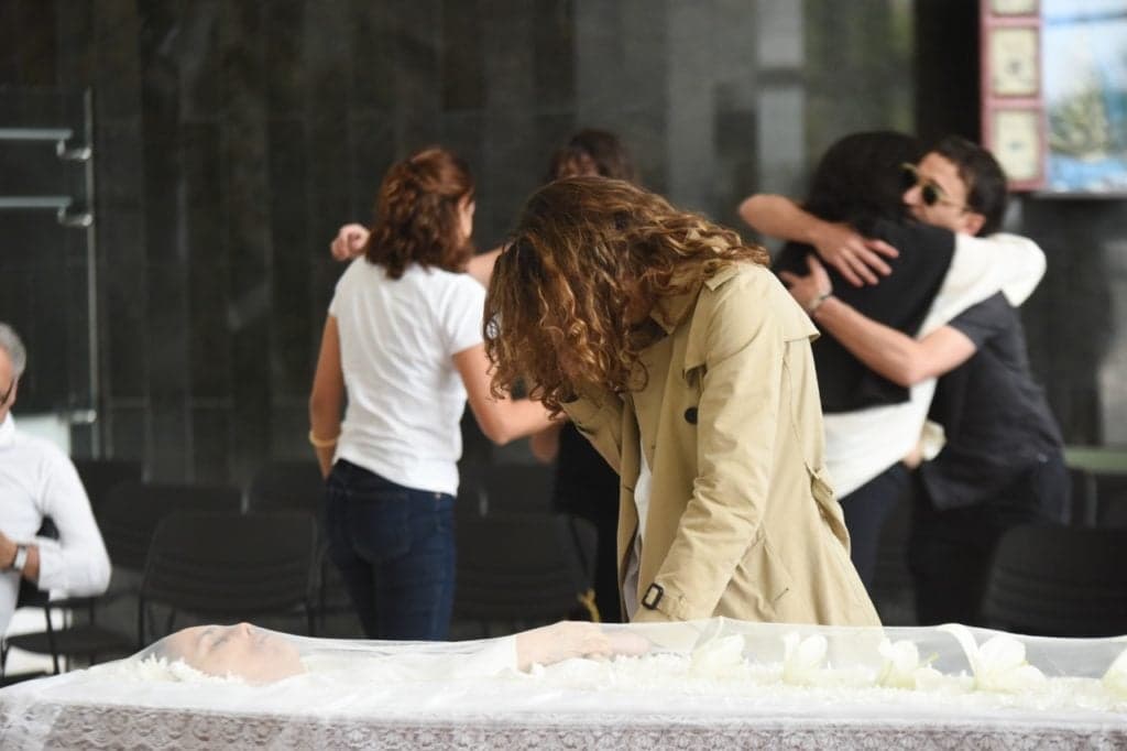 Sophie Charlotte desaba em cima de caixão de Gal em velório e Serginho Groismann e Lúcia surgem desolados