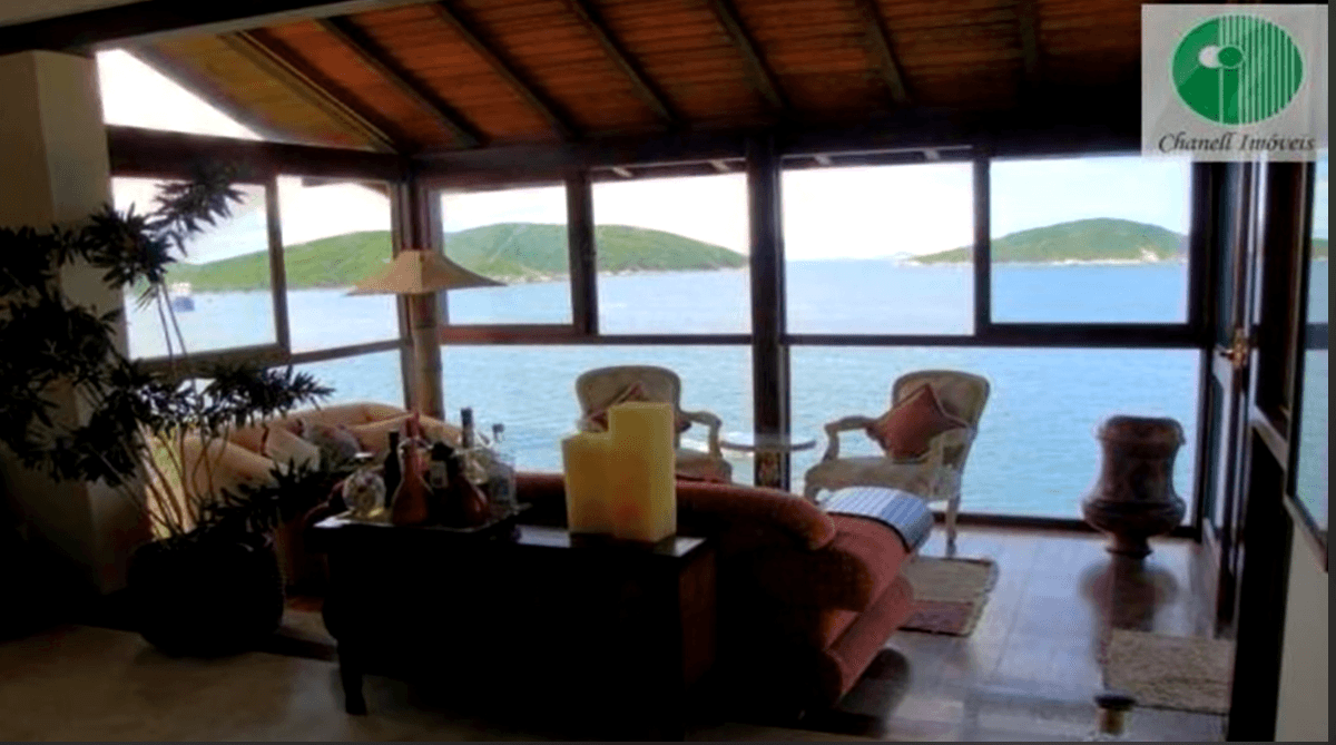 Visão da sala de estar com vista para o mar (Foto Reprodução/Internet) Visão da sala de estar com vista para o mar (Foto Reprodução/Internet)