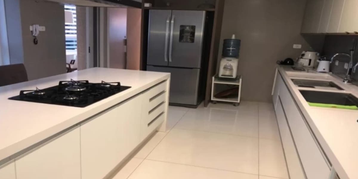 Cozinha completamente equipada e moderna do apartamento do Padre Fábio de Melo (Reprodução: Youtube) Cozinha completamente equipada e moderna do apartamento do Padre Fábio de Melo (Reprodução: Youtube)