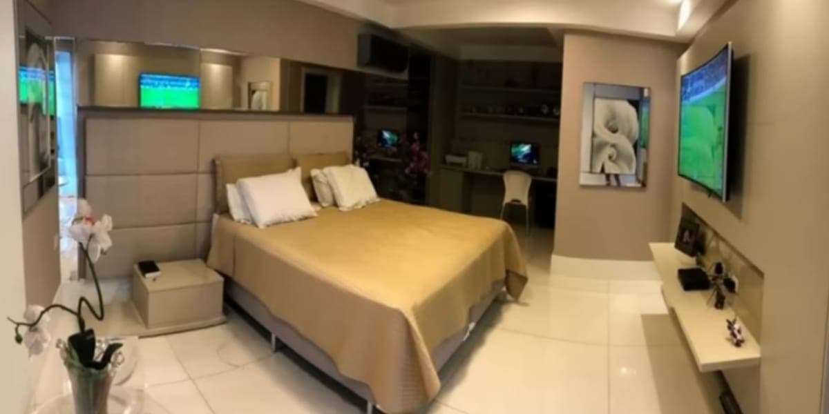 Outro ângulo do quarto principal da casa (Reprodução: Youtube) Outro ângulo do quarto principal da casa (Reprodução: Youtube)