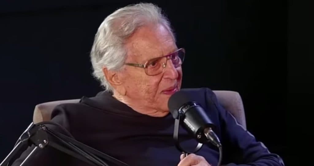 Carlos Alberto ouve jornalista recomendar médico para ele e é sincero: "Eu não tenho mais conserto"