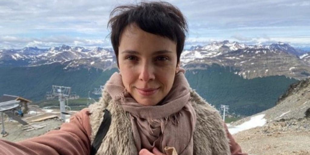 Recatada, Débora Falabella, após fim com Benício, assume novo amor em casamento recheado de famosos