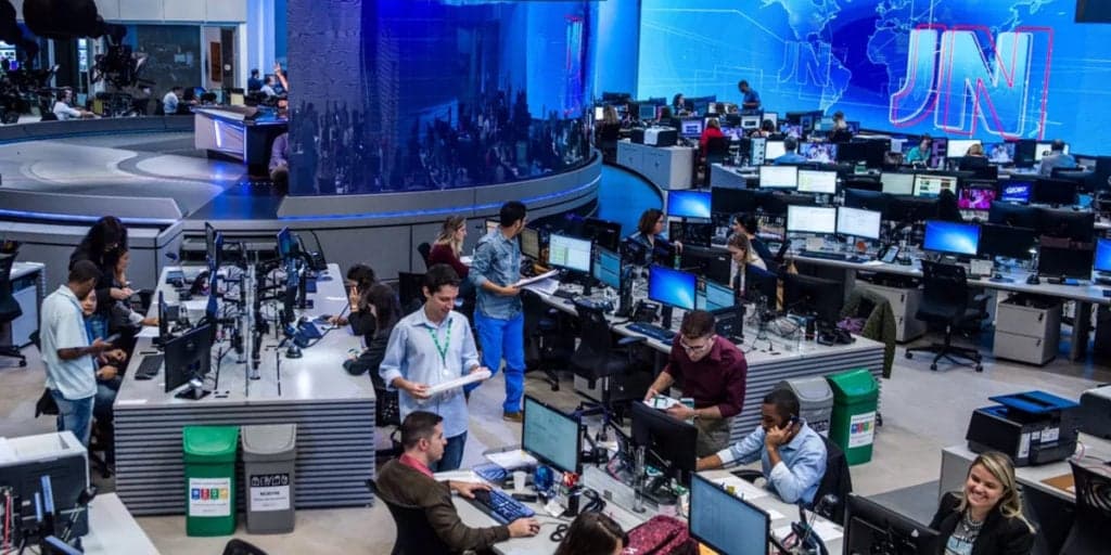 Globo transforma estúdio do Jornal Nacional para a Copa e vídeo vazado entrega tudo