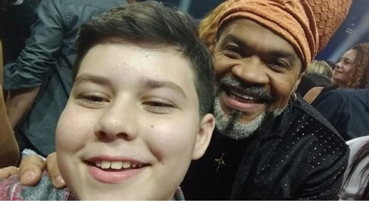 Carlinhos Brown e o jovem talento que teve sua vida ceifada, de acordo com jornalista, por engano Carlinhos Brown e o jovem talento que teve sua vida ceifada, de acordo com jornalista, por engano