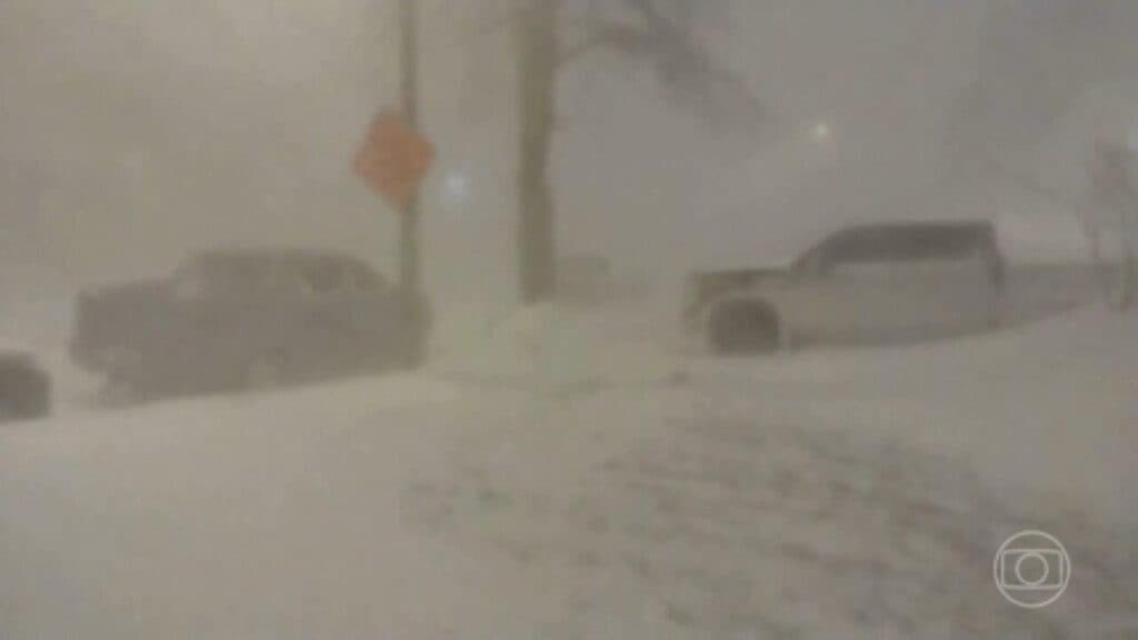 Tempestade de inverno nos Estados Unidos e Canadá foi destaque no Jornal Nacional do último sábado (24) - Imagem: Reprodução Tempestade de inverno nos Estados Unidos e Canadá foi destaque no Jornal Nacional do último sábado (24) - Imagem: Reprodução