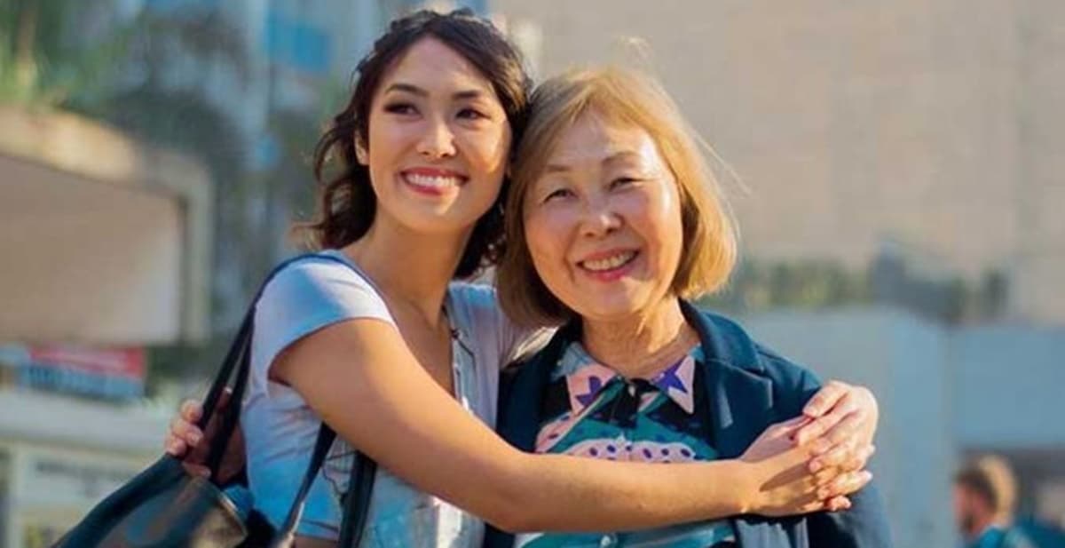 Ana Hikari e sua mãe, a quem assumiu bissexualidade em transmissão ao vivo na Internet (Foto: Reprodução) Ana Hikari e sua mãe, a quem assumiu bissexualidade em transmissão ao vivo na Internet (Foto: Reprodução)