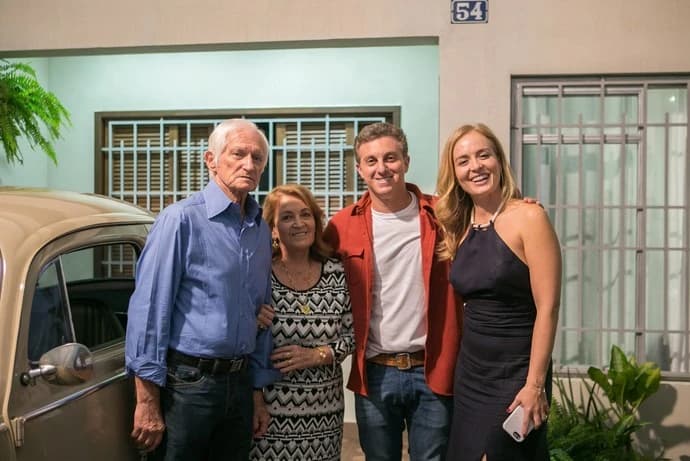 Luciano Huck acompanhado de Angélicas e os sogros (Foto: Reprodução) Luciano Huck acompanhado de Angélicas e os sogros (Foto: Reprodução)