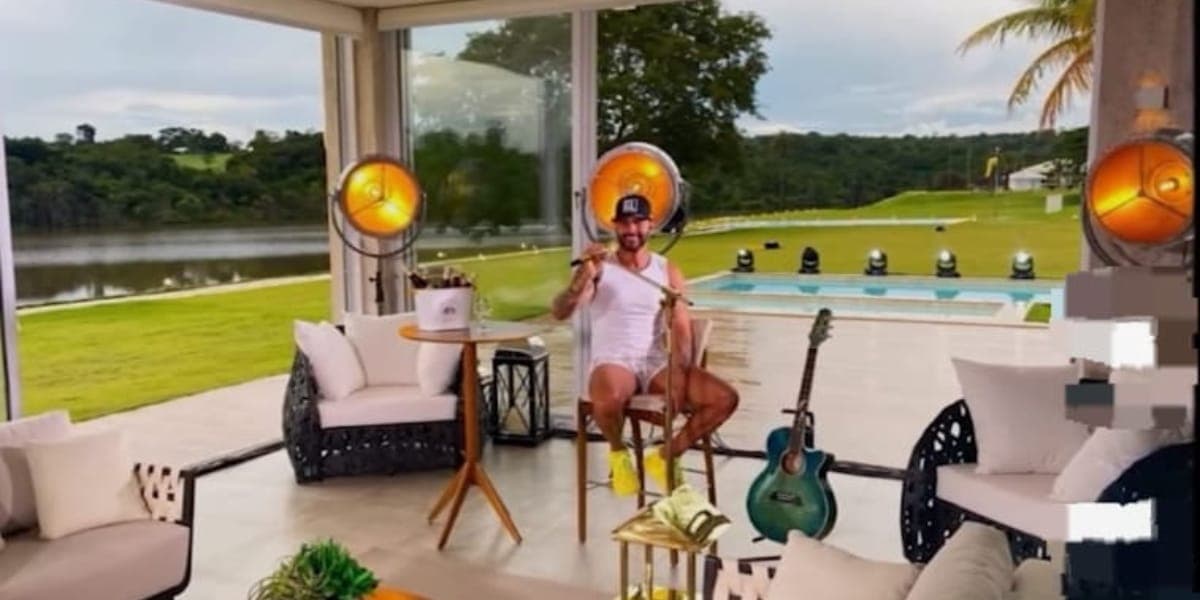 O cantor já fez um live no local, com a grande piscina ao fundo (Reprodução: Youtube) O cantor já fez um live no local, com a grande piscina ao fundo (Reprodução: Youtube)
