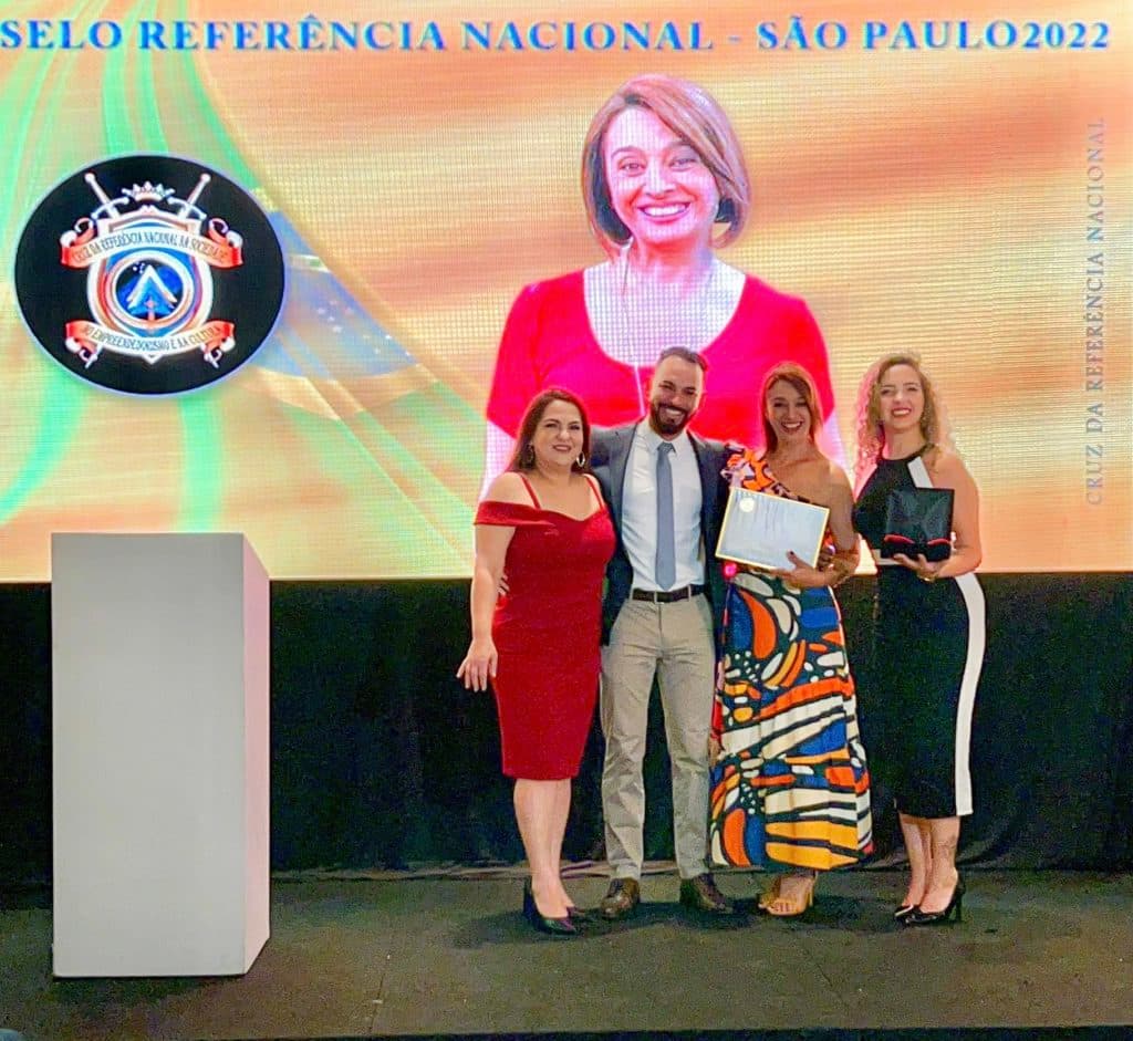Catia Fonseca recebe o prêmio Cruz da Referência Nacional