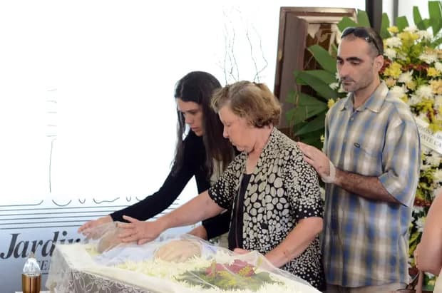 Marcos, irmão de Ana Paula Arósio, consola a mãe, Claudete (Foto: Marcos Madi / Ag News)