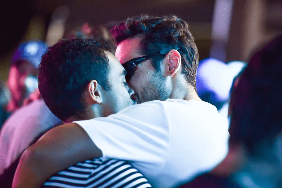 Atores de 'Cara e Coragem' se beijando (Foto: Divulgação) Atores de 'Cara e Coragem' se beijando (Foto: Divulgação)