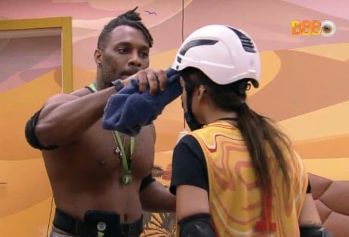 Fred Nicácio limpando rosto de Key Alves no BBB23 (Foto: Reprodução, Globo)