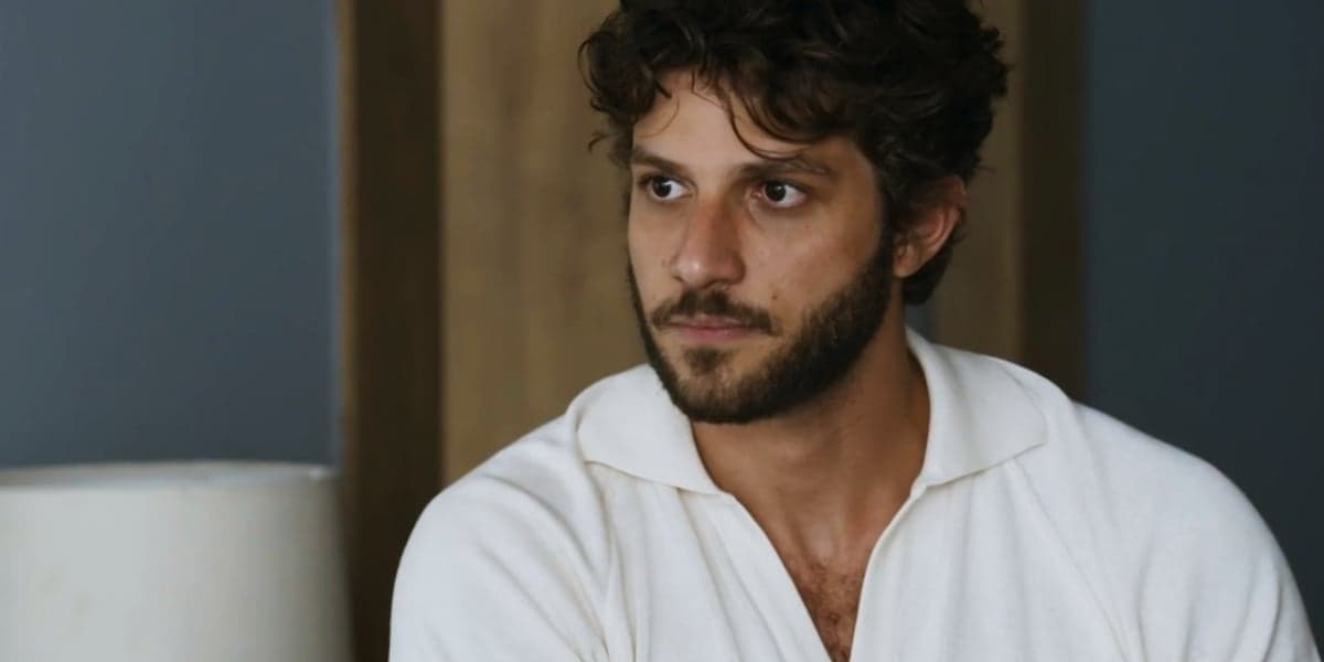Ari vestido de camisa branca em cena da novela Travessia Ari vestido de camisa branca em cena da novela Travessia