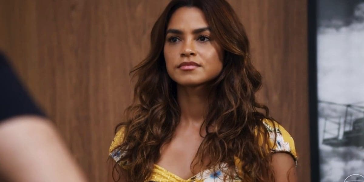 Brisa em cena da novela travessia usando vestido amarelo, com flores e cabelo longo cacheado Brisa em cena da novela travessia usando vestido amarelo, com flores e cabelo longo cacheado