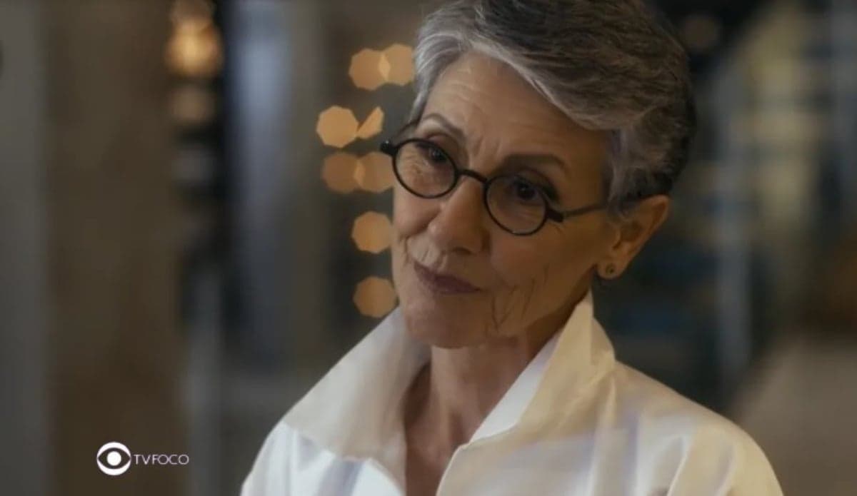 Travessia - Prevendo a morte de Guerra, Cidália dá missão perigosa para aliada: "Ninguém pode saber" (Foto: Reprodução / Globo) Travessia - Prevendo a morte de Guerra, Cidália dá missão perigosa para aliada: "Ninguém pode saber" (Foto: Reprodução / Globo)