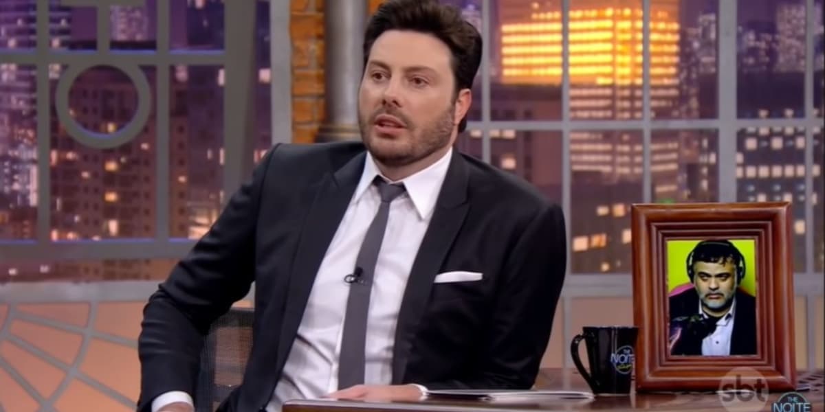 Danilo Gentili vai pra cima de convidada do The Noite na frente do marido faz convite obsceno - Foto: Reprodução