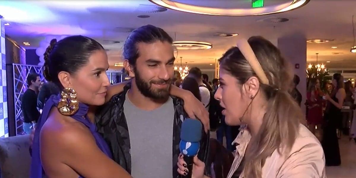 Deborah Secco e Hugo Moura deram entrevista ao TV Fama (Foto: Reprodução)