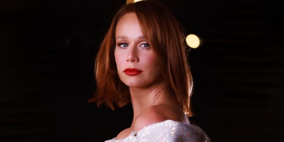 Mariana Ximenes é atriz branca, que está usando vestido branco, batom vermelho e cabelo ruivo Mariana Ximenes é atriz branca, que está usando vestido branco, batom vermelho e cabelo ruivo