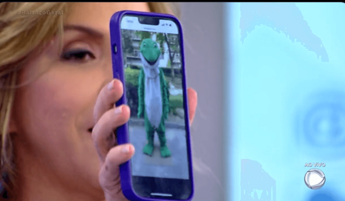 Keila Jimenez faz uma brincadeira com Fabíola Reipert mostrando uma foto de uma pessoa vestida de cobra e dizendo ser ela (Foto Reprodução/Twitter) Keila Jimenez faz uma brincadeira com Fabíola Reipert mostrando uma foto de uma pessoa vestida de cobra e dizendo ser ela (Foto Reprodução/Twitter)