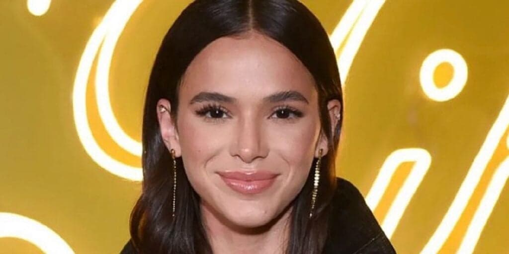 Bruna Marquezine não se aguenta com o que tem nas mãos de estrela e confessa: "Posso ser presa?"